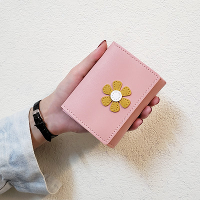 Mazs sieviešu maciņš no eko ādas un ziedu izšuvumiem