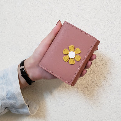 Mazs sieviešu maciņš no eko ādas un ziedu izšuvumiem