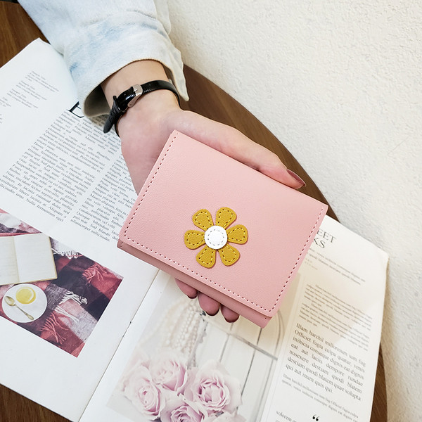 Mazs sieviešu maciņš no eko ādas un ziedu izšuvumiem