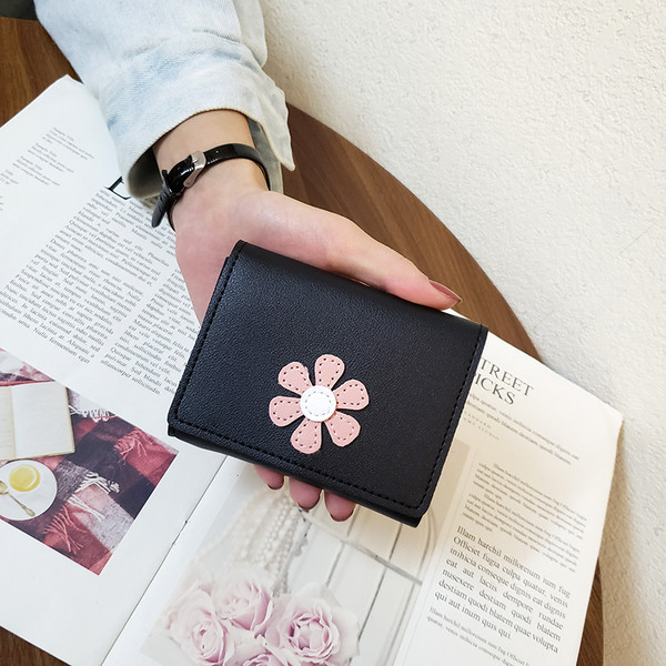 Mazs sieviešu maciņš no eko ādas un ziedu izšuvumiem