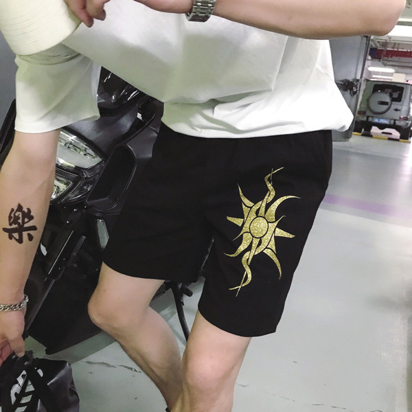 Ikdienas šorti ar zelta apdruku