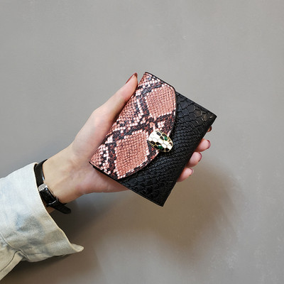 Μικρό γυναικείο πορτοφόλι με τύπωμα φιδιού και μεταλλική στερέωση