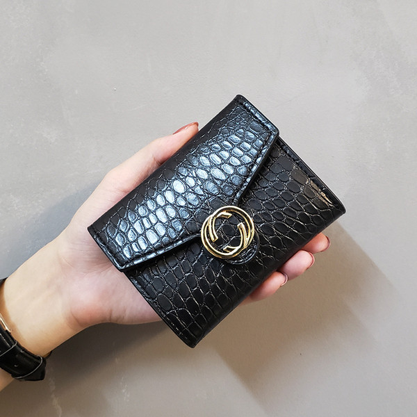 Stilīgs sieviešu maks ar metāla elementu gredzeniem