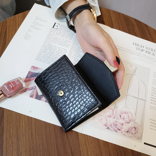 Stilīgs sieviešu maks ar metāla elementu gredzeniem