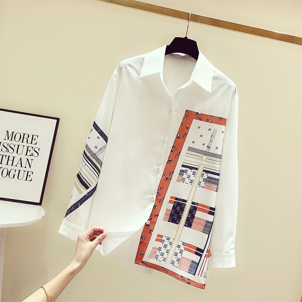 Alkalmi női ing klasszikus gallérral, színes mintával