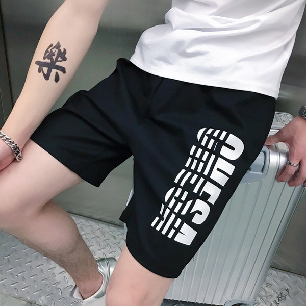 Férfinak megfelelő rövidnadrág felirattal