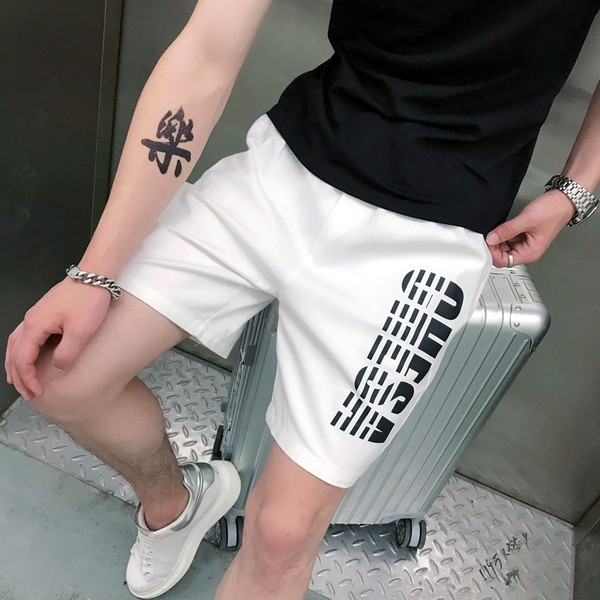 Férfinak megfelelő rövidnadrág felirattal