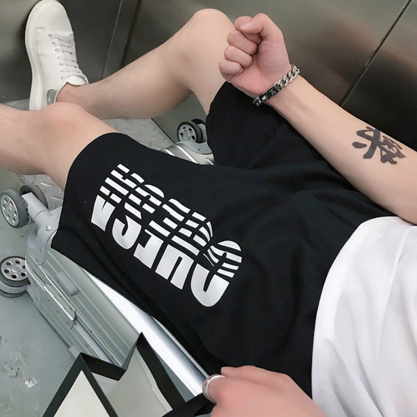 Férfinak megfelelő rövidnadrág felirattal