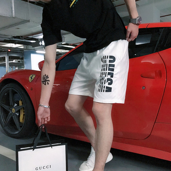 Férfinak megfelelő rövidnadrág felirattal