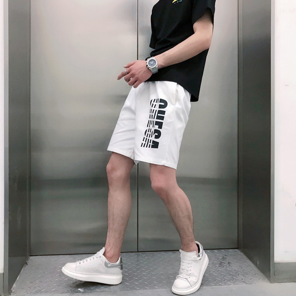 Férfinak megfelelő rövidnadrág felirattal