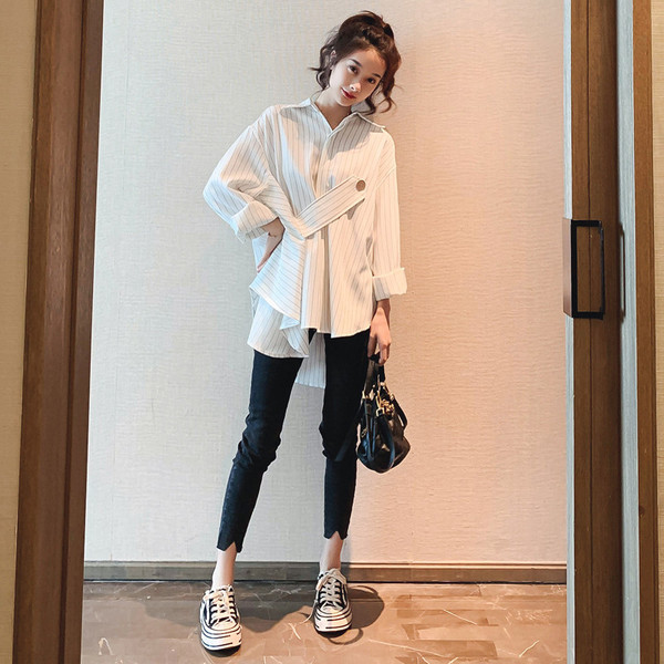 Stilīgs sieviešu asimetrisks krekls ar garām piedurknēm baltā un melnā krāsā