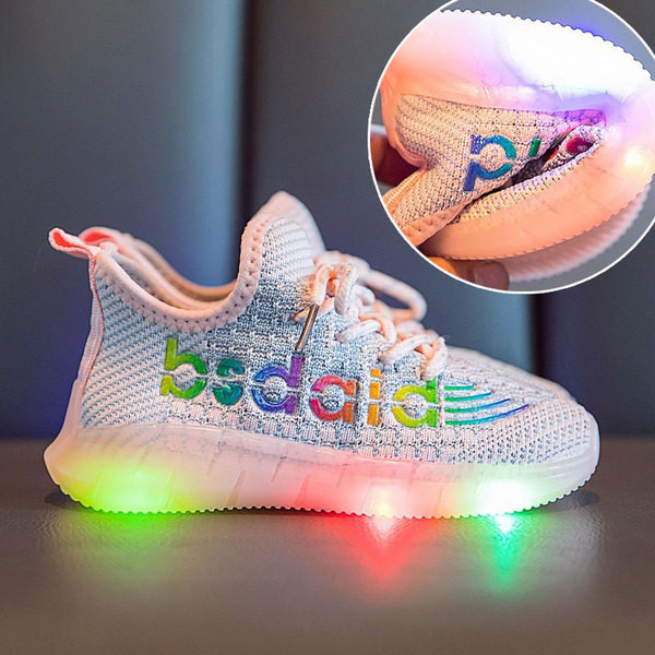 Alkalmi, fényes gyerekcipő nyakkendővel lányoknak