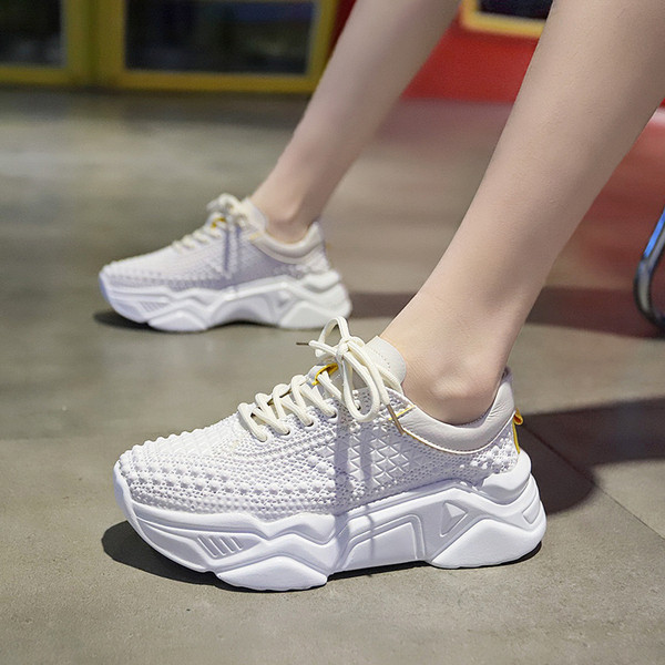 Alkalmi női tornacipő fűzővel és 5 cm-es platformmal