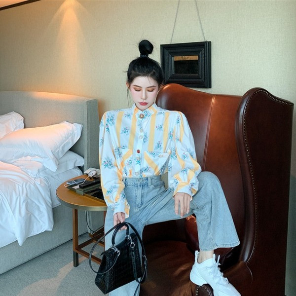 Moodne pikkade varrukate ja kõrge kraega naiste särk