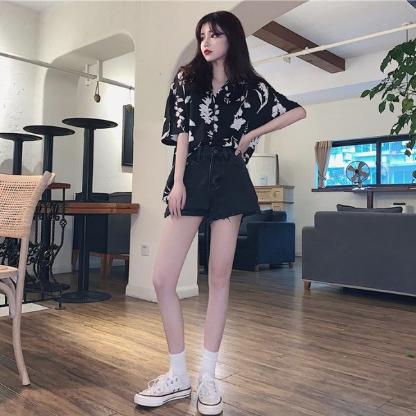 Ikdienas sieviešu krekls ar klasisku apkakli baltā un melnā krāsā