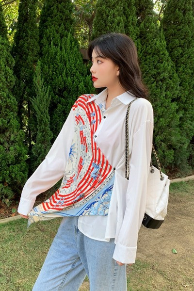 Aszimmetrikus női ing gombokkal és hosszú ujjal