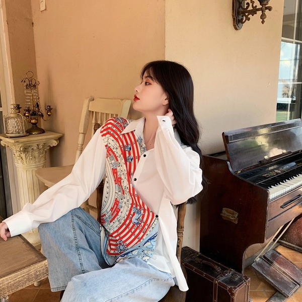 Aszimmetrikus női ing gombokkal és hosszú ujjal