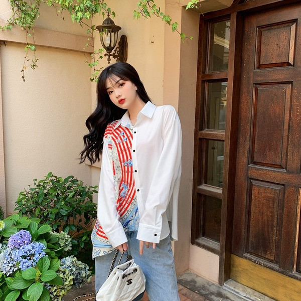 Aszimmetrikus női ing gombokkal és hosszú ujjal