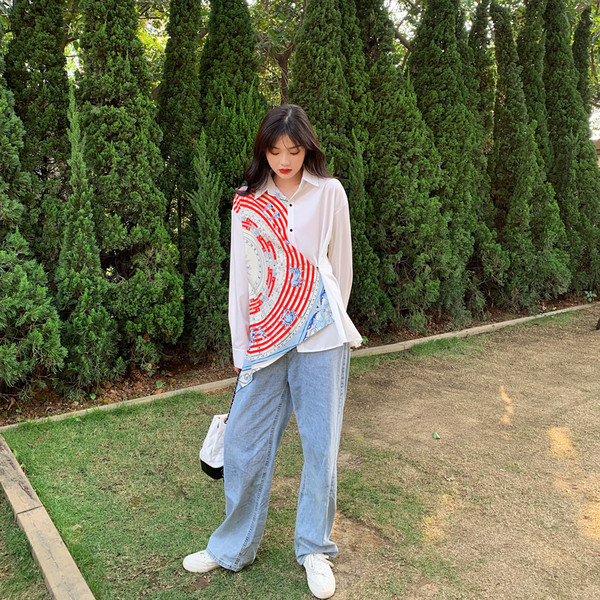 Aszimmetrikus női ing gombokkal és hosszú ujjal