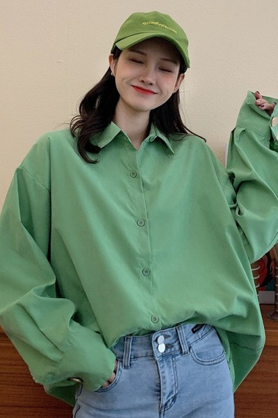 Modern széles női ing klasszikus gallérral és gombokkal