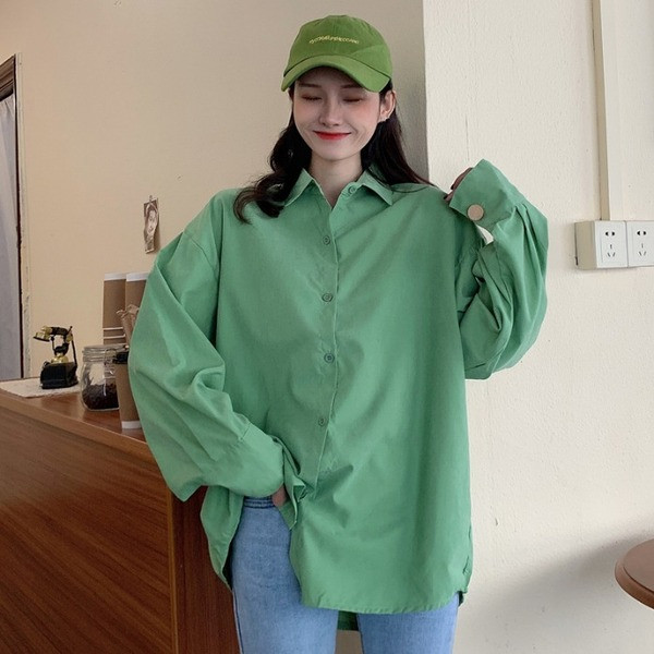 Modern széles női ing klasszikus gallérral és gombokkal
