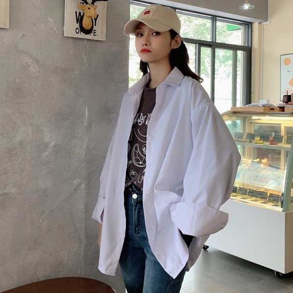 Modern széles női ing klasszikus gallérral és gombokkal