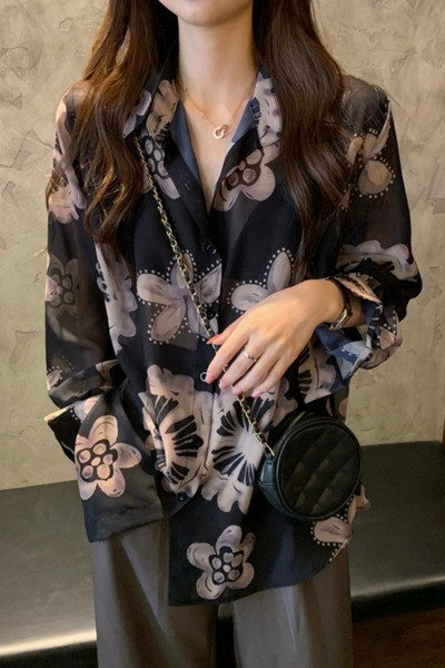 Modern női ing virágmintával és klasszikus gallérral fekete színben