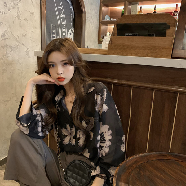 Modern női ing virágmintával és klasszikus gallérral fekete színben