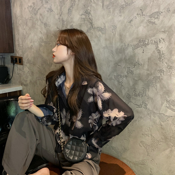 Modern női ing virágmintával és klasszikus gallérral fekete színben