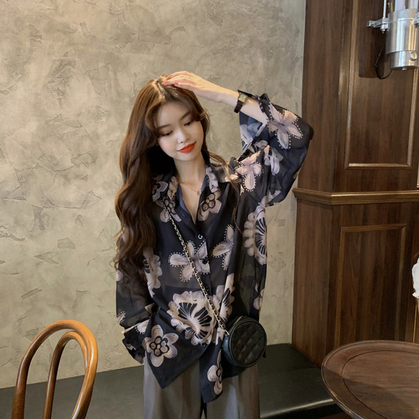 Modern női ing virágmintával és klasszikus gallérral fekete színben