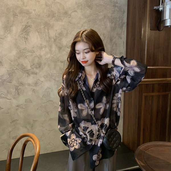 Modern női ing virágmintával és klasszikus gallérral fekete színben