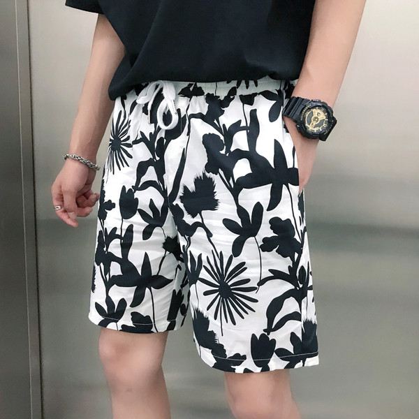 Lillemustri ja taskutega suvepüksid