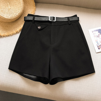 Modern női rövidnadrág övvel