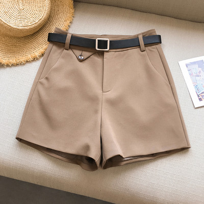 Modern női rövidnadrág övvel
