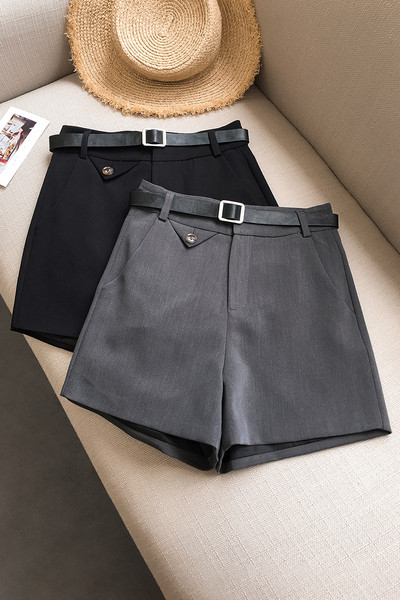 Modern női rövidnadrág övvel