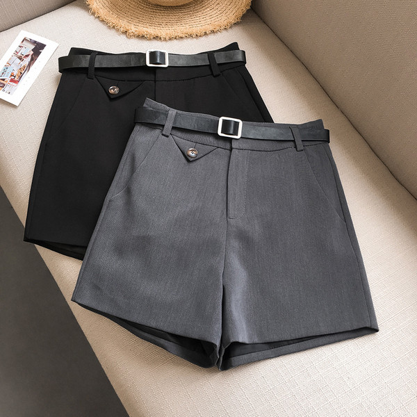 Modern női rövidnadrág övvel