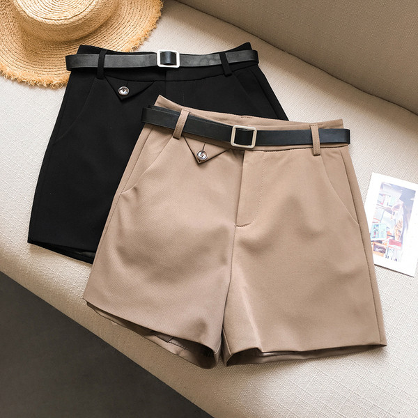 Modern női rövidnadrág övvel