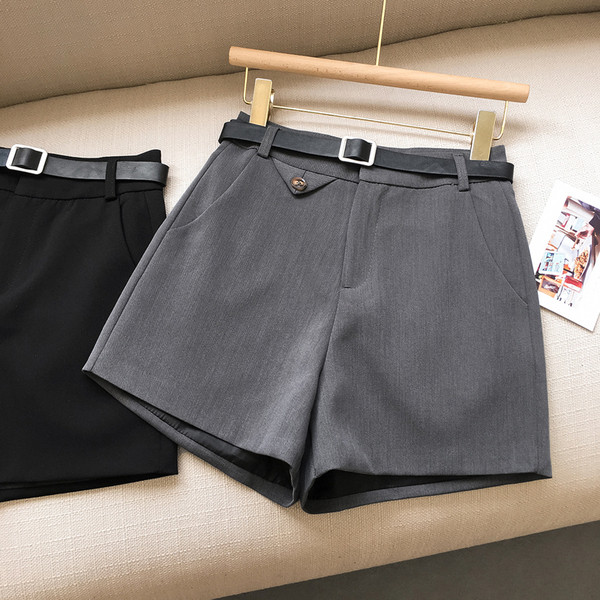 Modern női rövidnadrág övvel