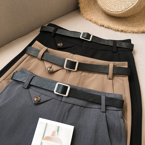 Modern női rövidnadrág övvel