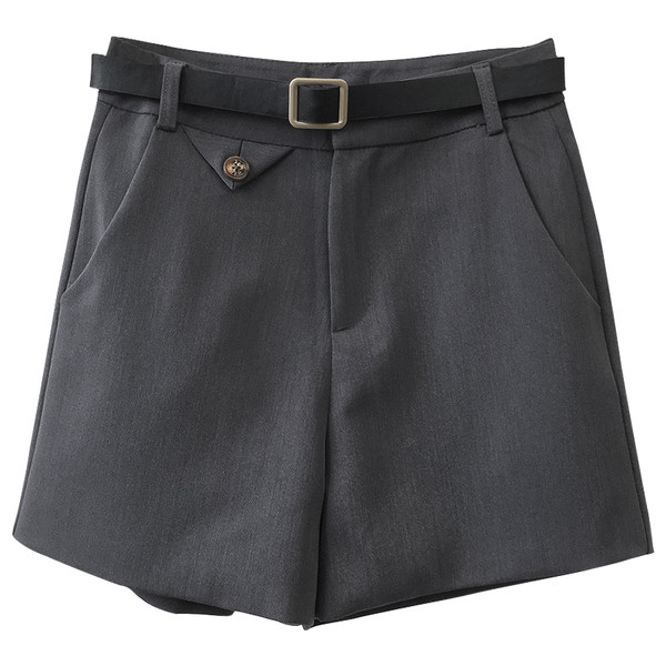 Modern női rövidnadrág övvel