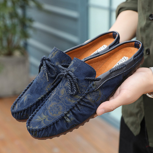 Modern férfi kivágott mokaszinok fűzős virágmintával