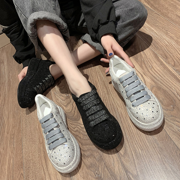 Sieviešu kedas dekorētas ar akmeņiem un plakanu zoli