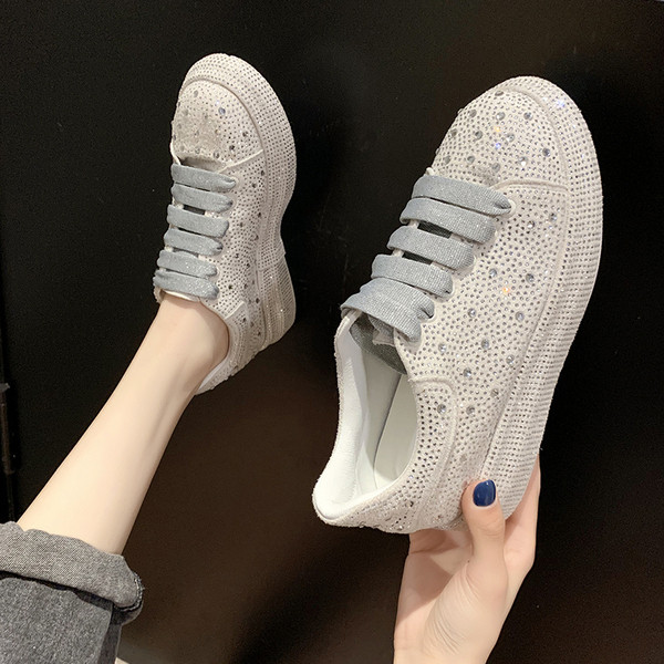 Sieviešu kedas dekorētas ar akmeņiem un plakanu zoli