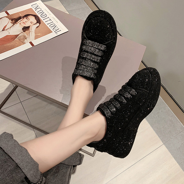 Sieviešu kedas dekorētas ar akmeņiem un plakanu zoli