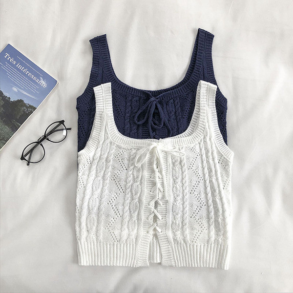 Sieviešu trikotāžas tops ar lencēm un saitēm