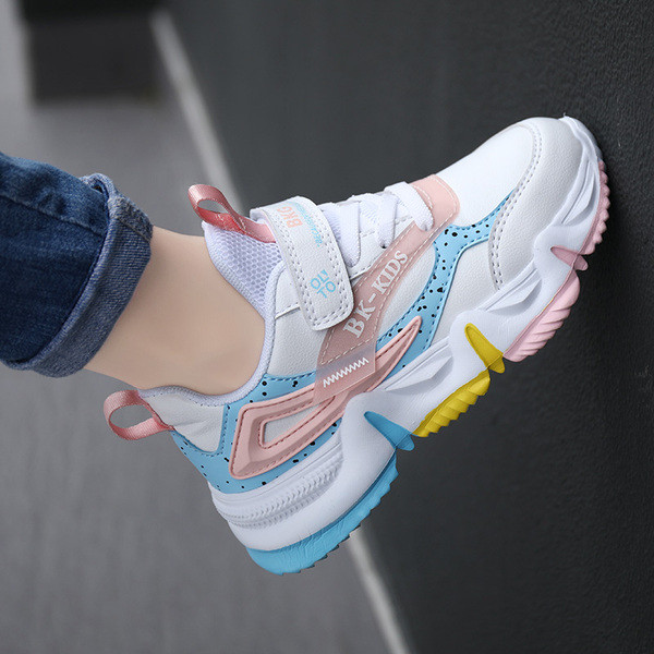 Sporta un ikdienas sieviešu kedas ar šņorēm un uzlīmi