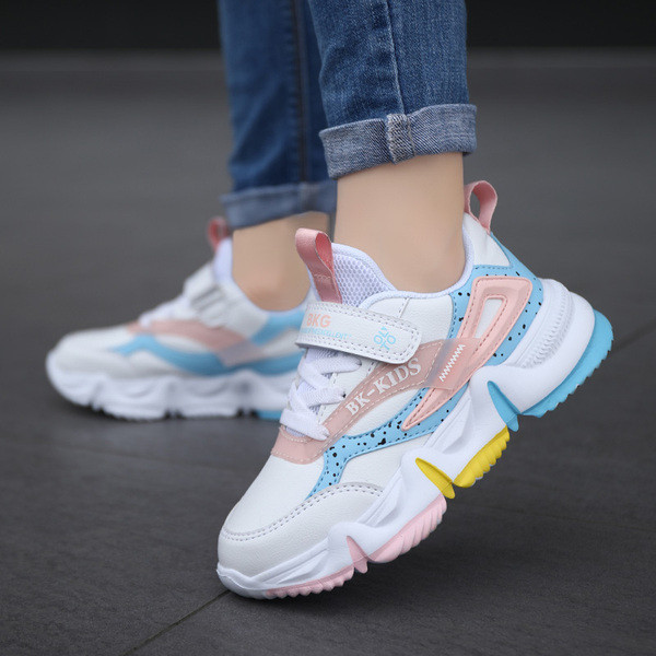 Sporta un ikdienas sieviešu kedas ar šņorēm un uzlīmi