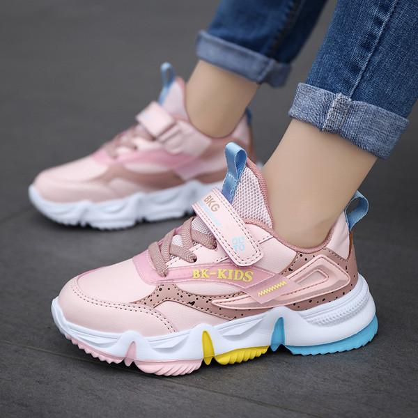 Sporta un ikdienas sieviešu kedas ar šņorēm un uzlīmi