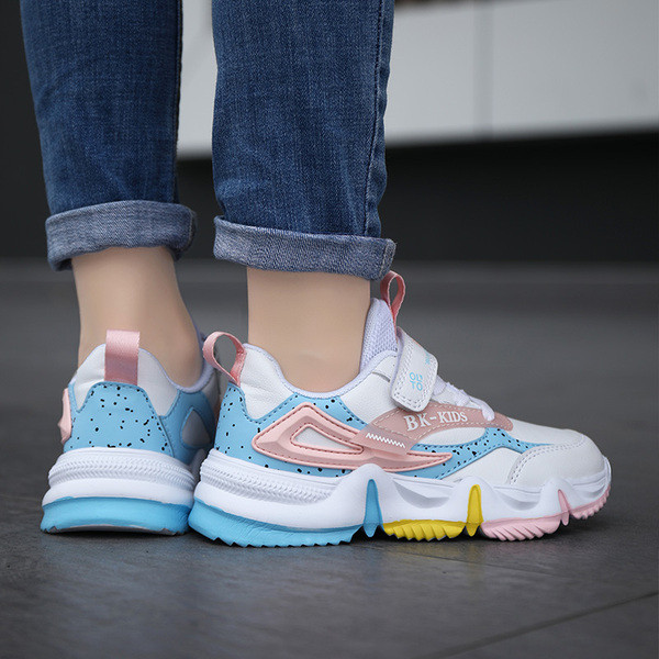 Sporta un ikdienas sieviešu kedas ar šņorēm un uzlīmi