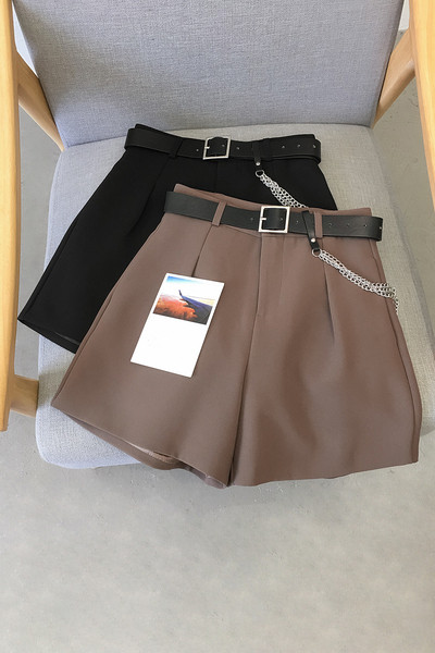 Moodsad naiste lühikesed püksid vöö ja metallelemendiga